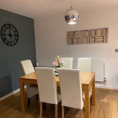 2 Bed, 2 Bath Apartment In Guildford Town Centre With Parking! Exterior photo