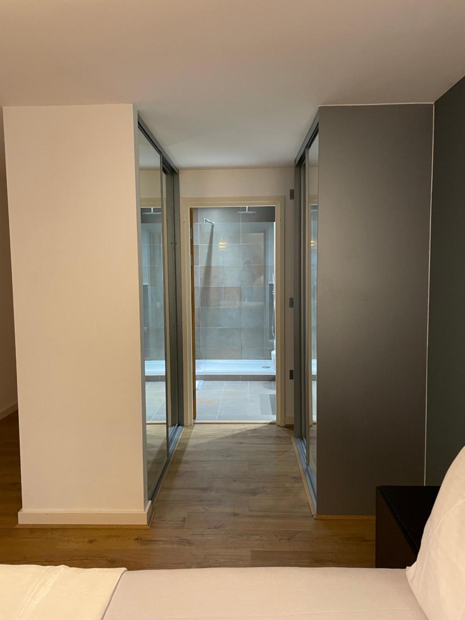 2 Bed, 2 Bath Apartment In Guildford Town Centre With Parking! Exterior photo