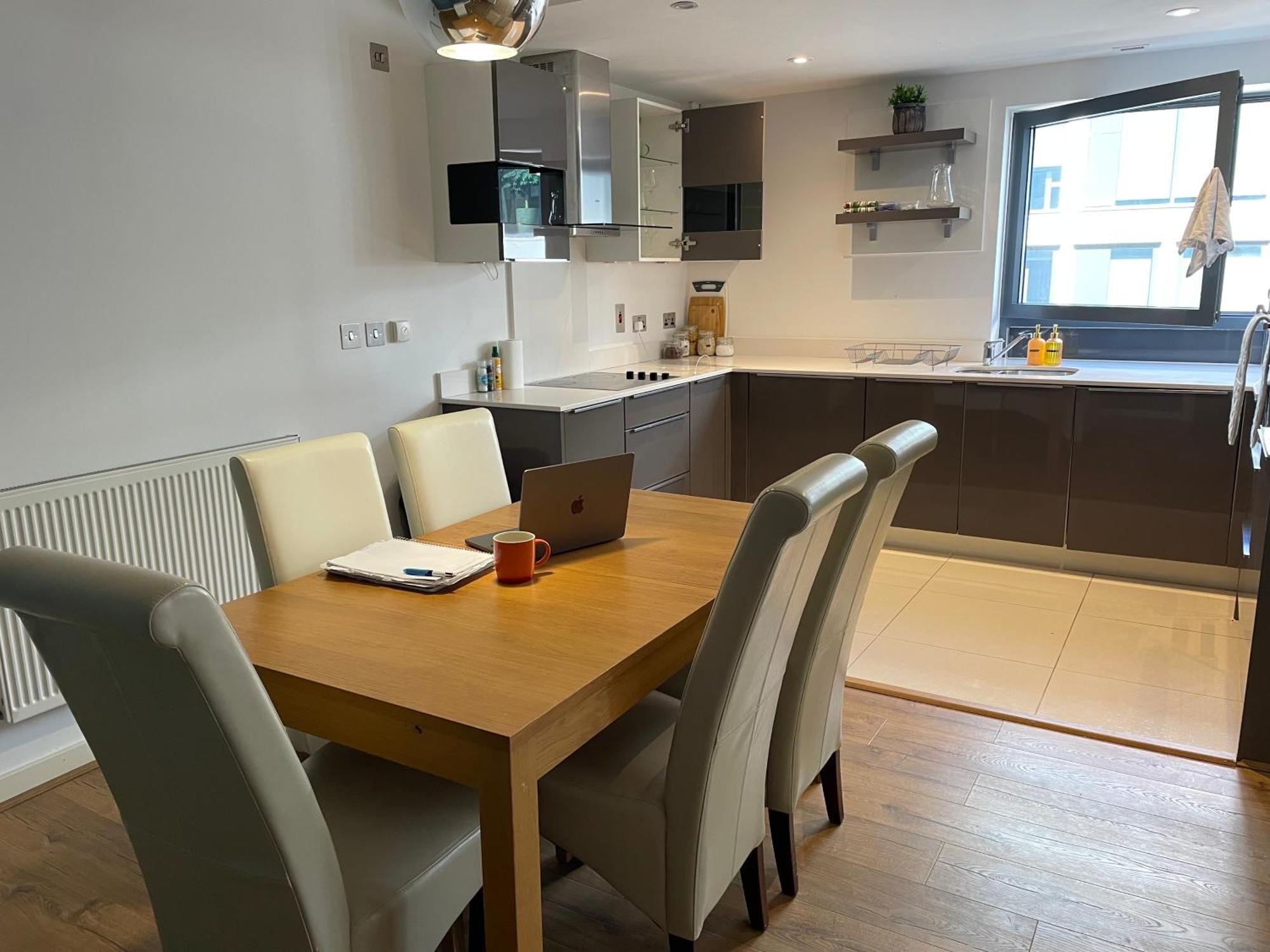 2 Bed, 2 Bath Apartment In Guildford Town Centre With Parking! Exterior photo