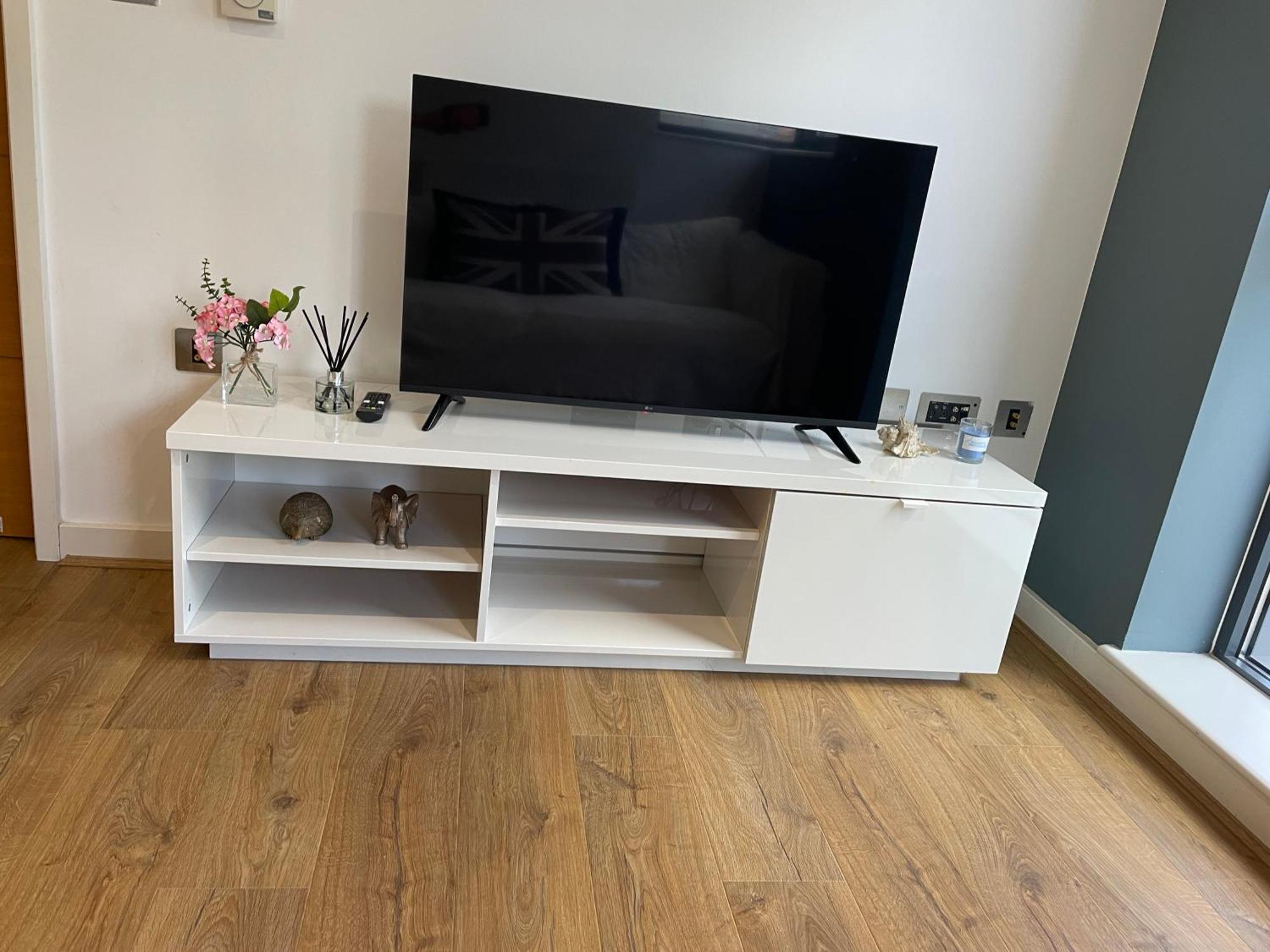 2 Bed, 2 Bath Apartment In Guildford Town Centre With Parking! Exterior photo