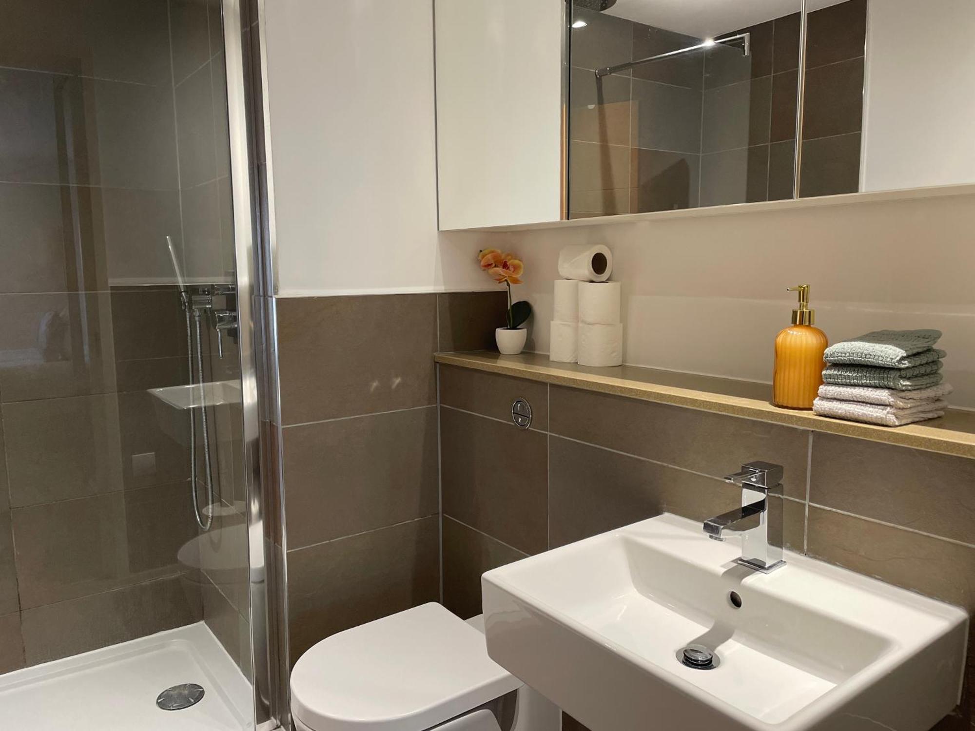 2 Bed, 2 Bath Apartment In Guildford Town Centre With Parking! Exterior photo
