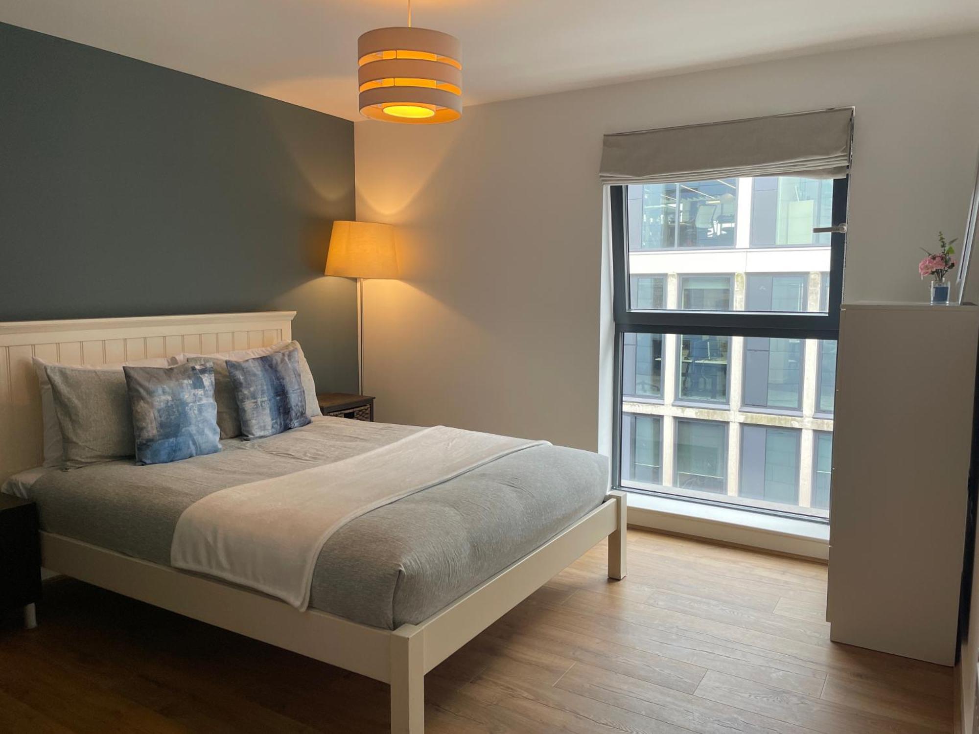 2 Bed, 2 Bath Apartment In Guildford Town Centre With Parking! Exterior photo