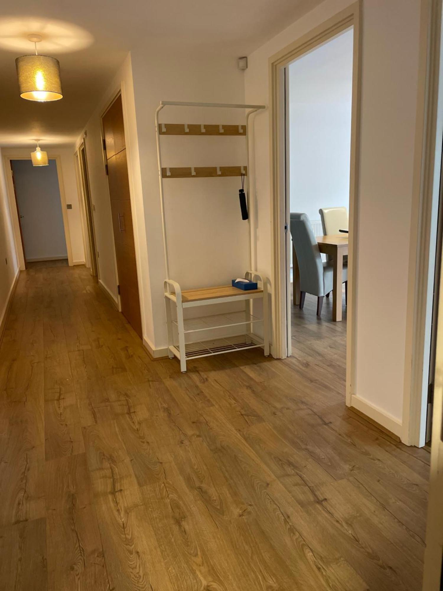 2 Bed, 2 Bath Apartment In Guildford Town Centre With Parking! Exterior photo