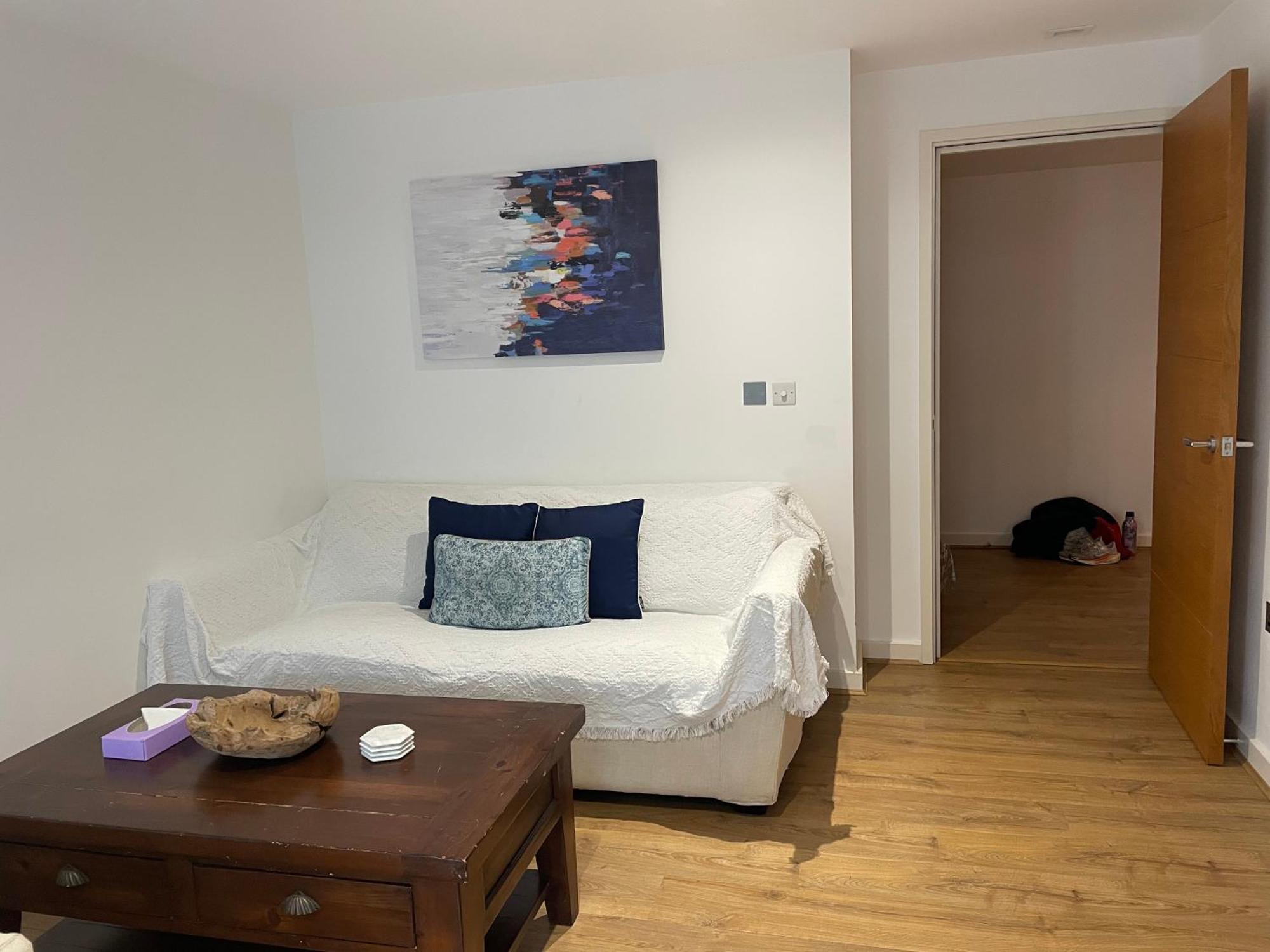 2 Bed, 2 Bath Apartment In Guildford Town Centre With Parking! Exterior photo