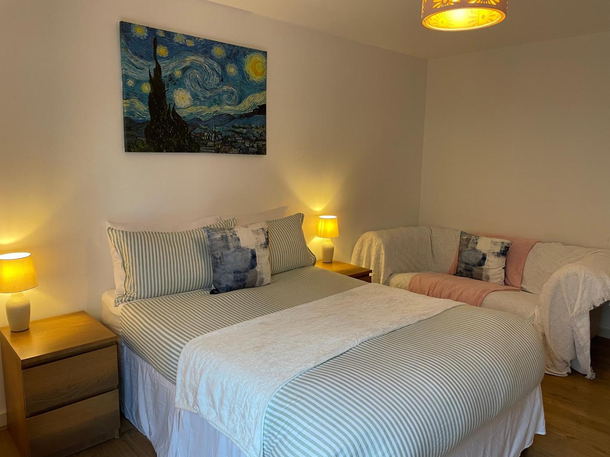 2 Bed, 2 Bath Apartment In Guildford Town Centre With Parking! Exterior photo