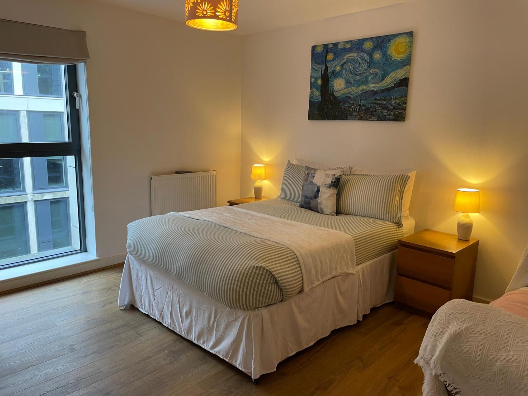 2 Bed, 2 Bath Apartment In Guildford Town Centre With Parking! Exterior photo